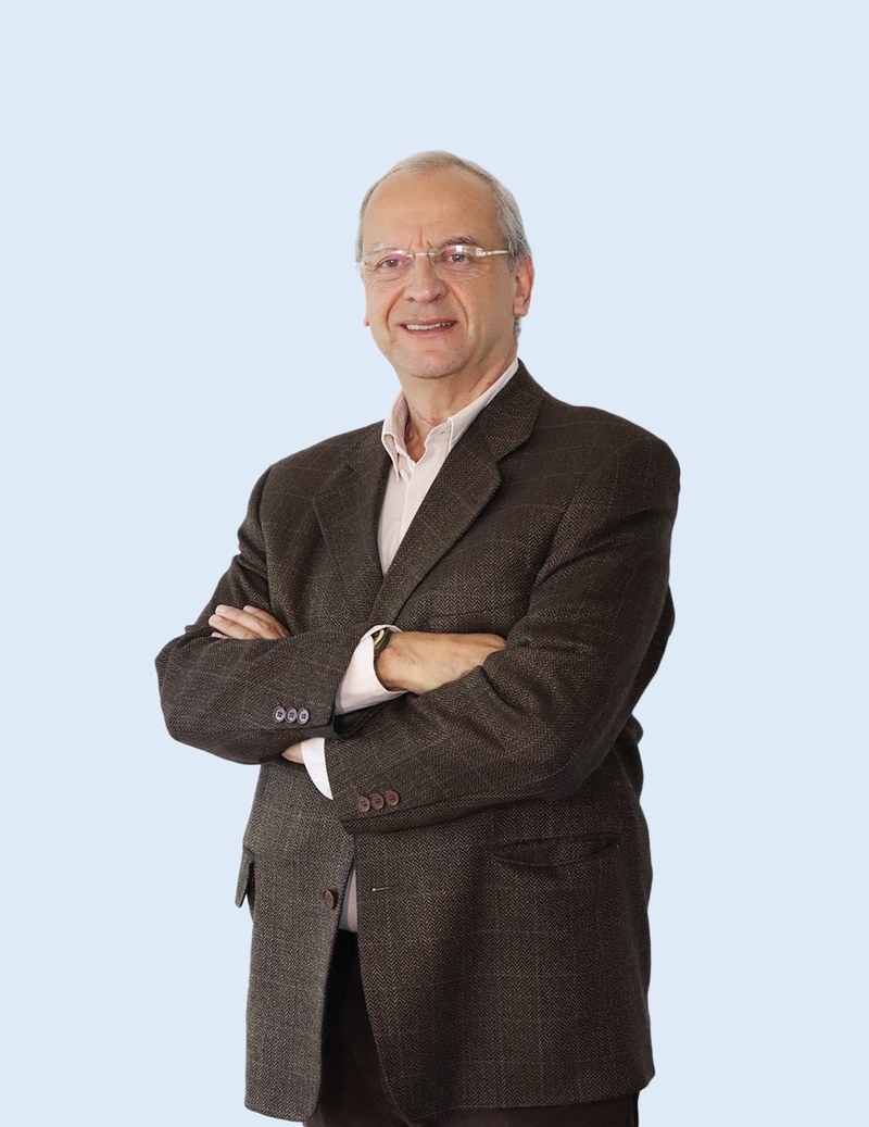 Dr. Humberto Reynales, de pie y con los brazos cruzados